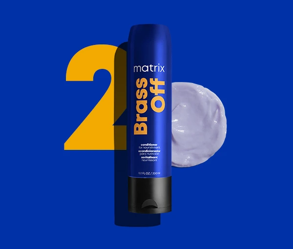 Odżywka Matrix Professional Brass Off na niebieskim tle