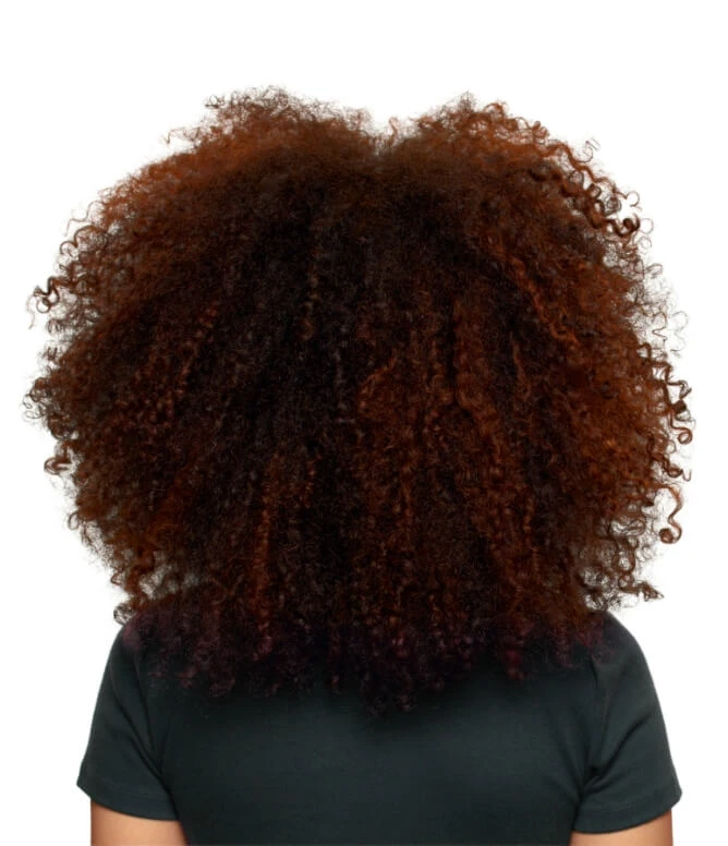 Kobieta odwrócona tyłem z ciemnorudym afro