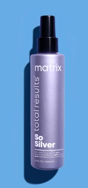 Butelka sprayu do włosów blond i siwych Matrix Professional So Silver na niebieskim tle