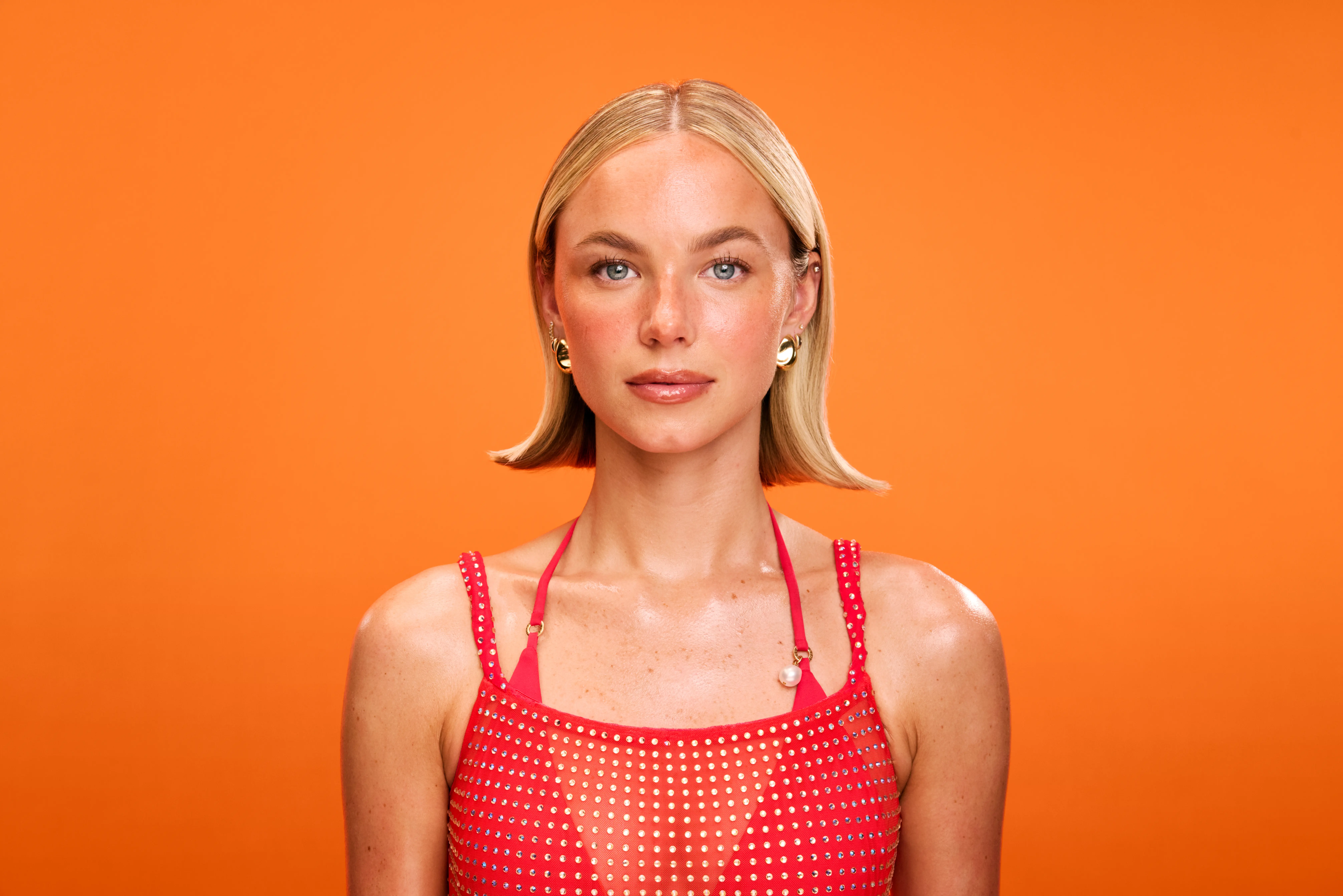 Odwrócona tyłem kobieta z gładkimi różowymi włosami