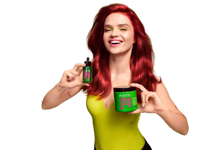 Trzy uśmiechające się osoby w zielonych ubraniach