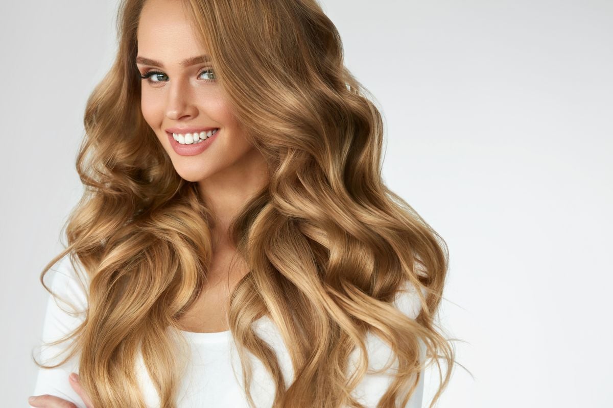 młoda kobieta o zdrowo wyglądających, gęstych blond włosach