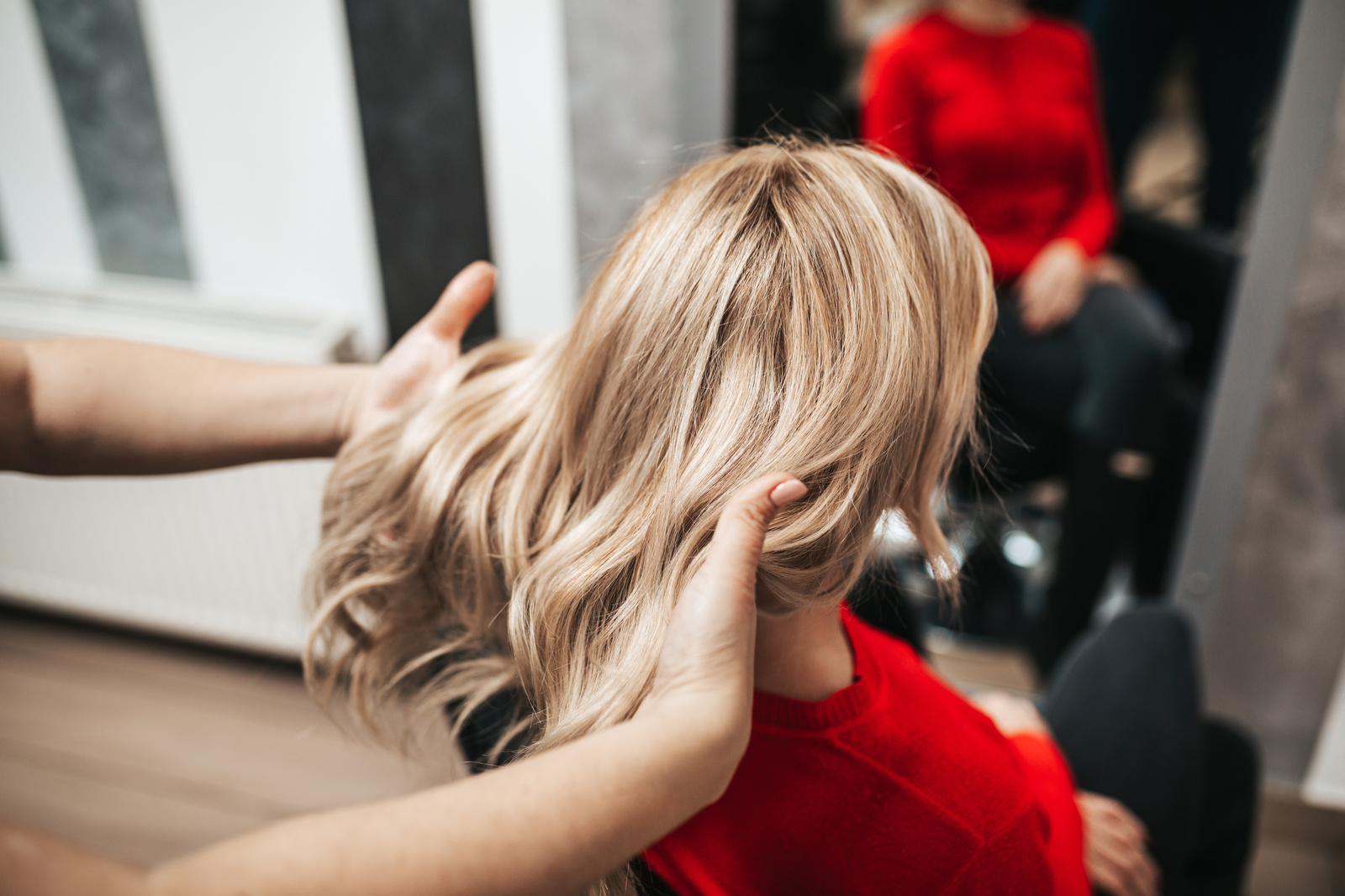 Kobieta o blond włosach z subtelnymi pasemkami w salonie fryzjerskim