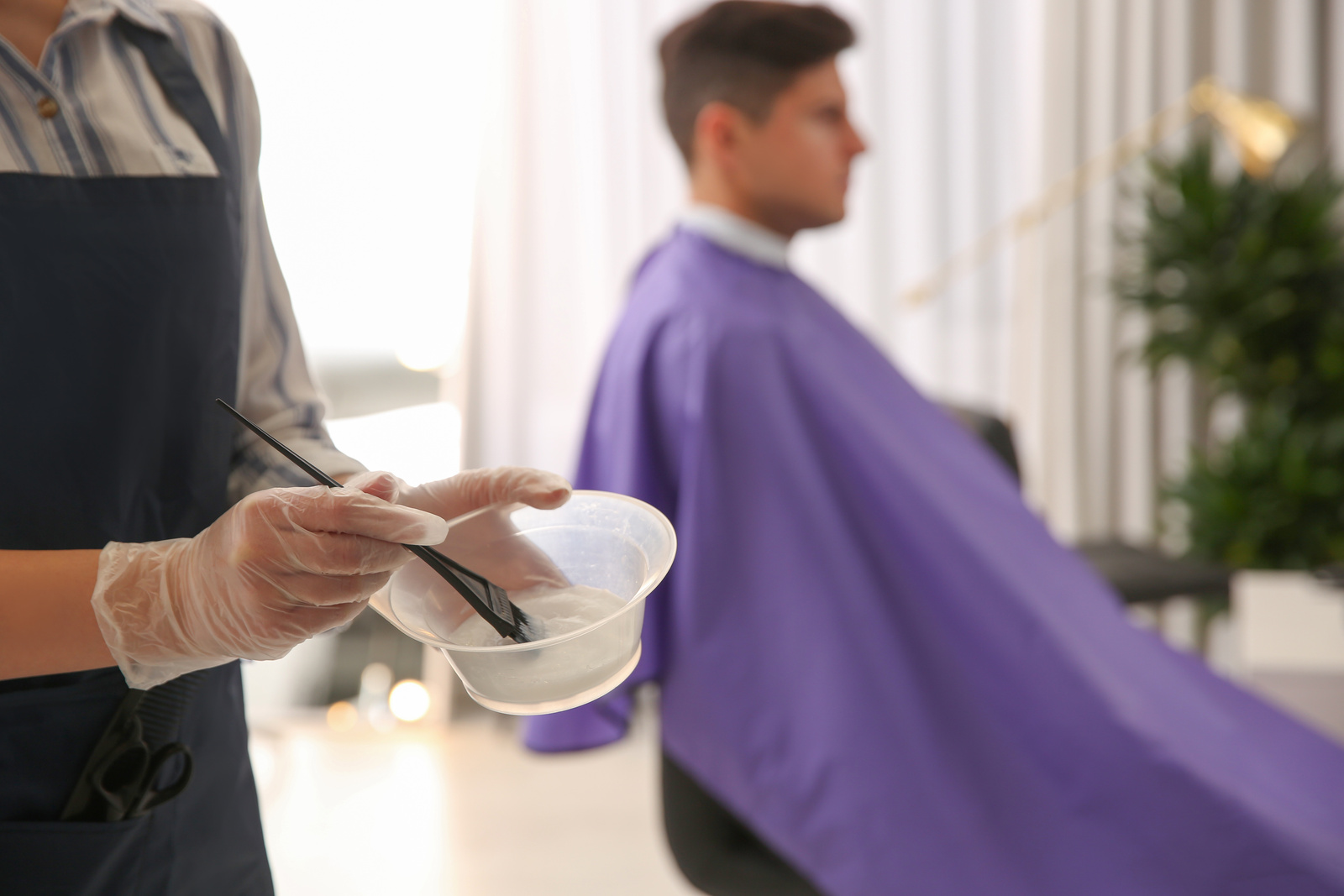 Profesjonalny fryzjer w salonie miesza toner lub farbę do włosów