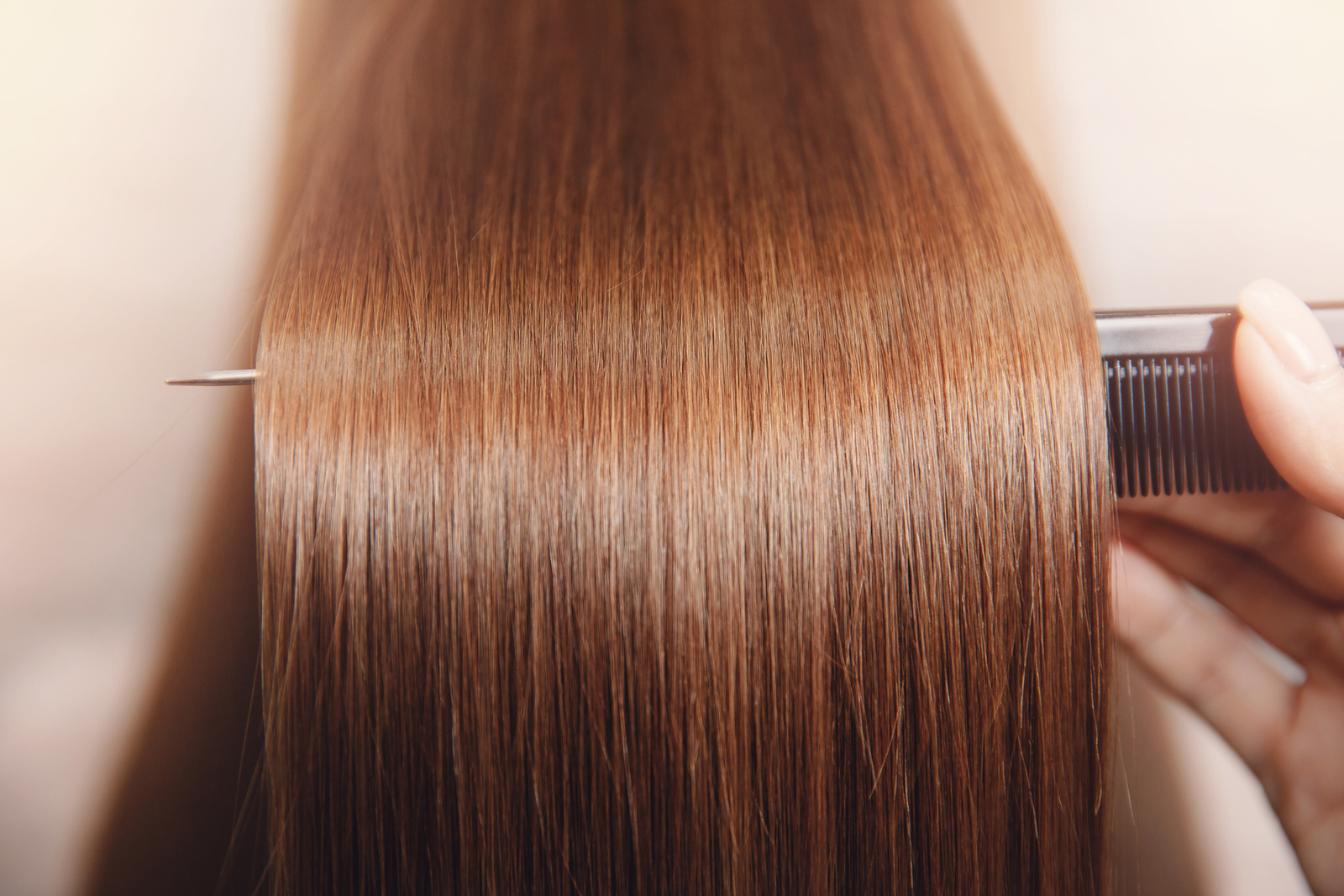 Profesjonalne wykonywanie refleksów na włosach blond w salonie fryzjerskim